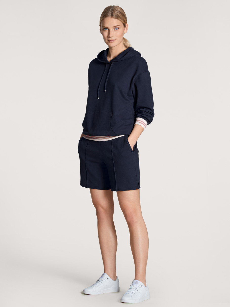 Damen-Model trägt Shorts aus Baumwolle in Blau, Einfarbig aus Serie Favourites Lounge von CALIDA, Vorderansicht