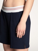 Damen-Model trägt Shorts aus Baumwolle in Blau, Einfarbig aus Serie Favourites Lounge von CALIDA, Detail, Vorderansicht