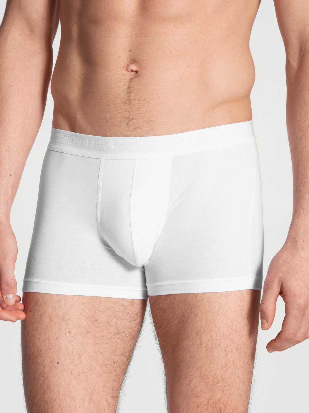 Herren-Model trägt Boxer Brief mit Softbund aus Lyocell in Weiß, Einfarbig aus Serie Focus von CALIDA, Vorderansicht