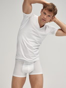 Herren-Model trägt Boxer Brief mit Softbund aus Lyocell in Weiß, Einfarbig aus Serie Focus von CALIDA