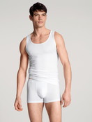Herren-Model trägt Boxer Brief mit Softbund aus Lyocell in Weiß, Einfarbig aus Serie Focus von CALIDA, Outfit, Vorderansicht