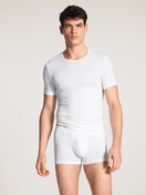 Herren-Model trägt Boxer Brief mit Softbund aus Lyocell in Weiß, Einfarbig aus Serie Focus von CALIDA, Outfit, Vorderansicht