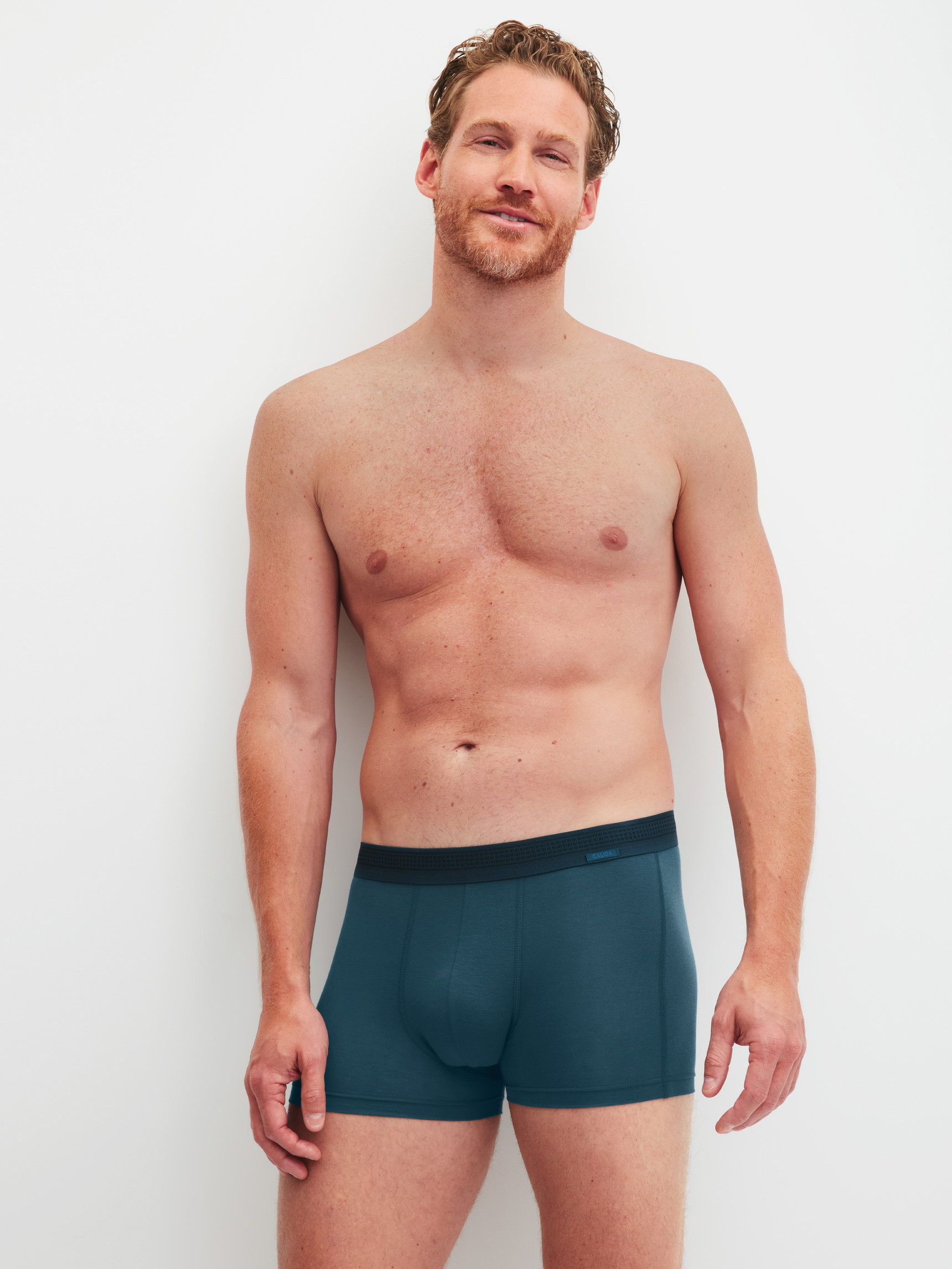 Herren-Model trägt Boxer Brief mit Softbund aus Lyocell in Türkis, Einfarbig aus Serie Focus von CALIDA, Outfit