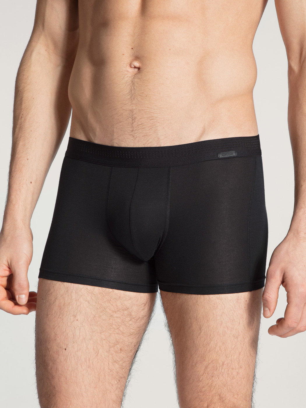 Herren-Model trägt Boxer Brief mit Softbund aus Lyocell in Schwarz, Einfarbig aus Serie Focus von CALIDA, Vorderansicht