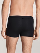 Herren-Model trägt Boxer Brief mit Softbund aus Lyocell in Schwarz, Einfarbig aus Serie Focus von CALIDA, Rückansicht