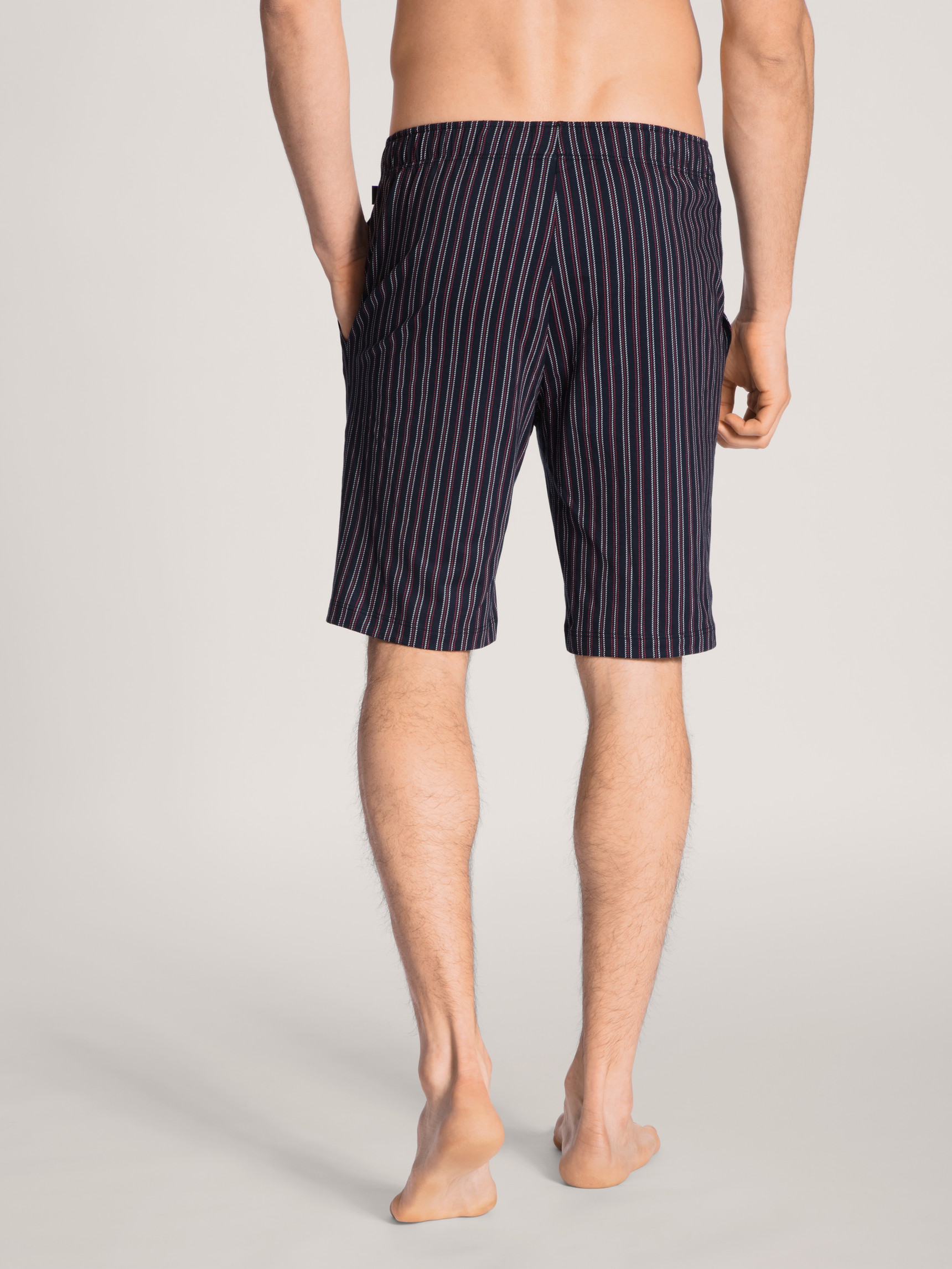 Le mannequin Homme porte le/la Bermuda en 100% coton de couleur Rouge, Rayée, de la série Remix Basic Sleep de CALIDA, Vue arrière