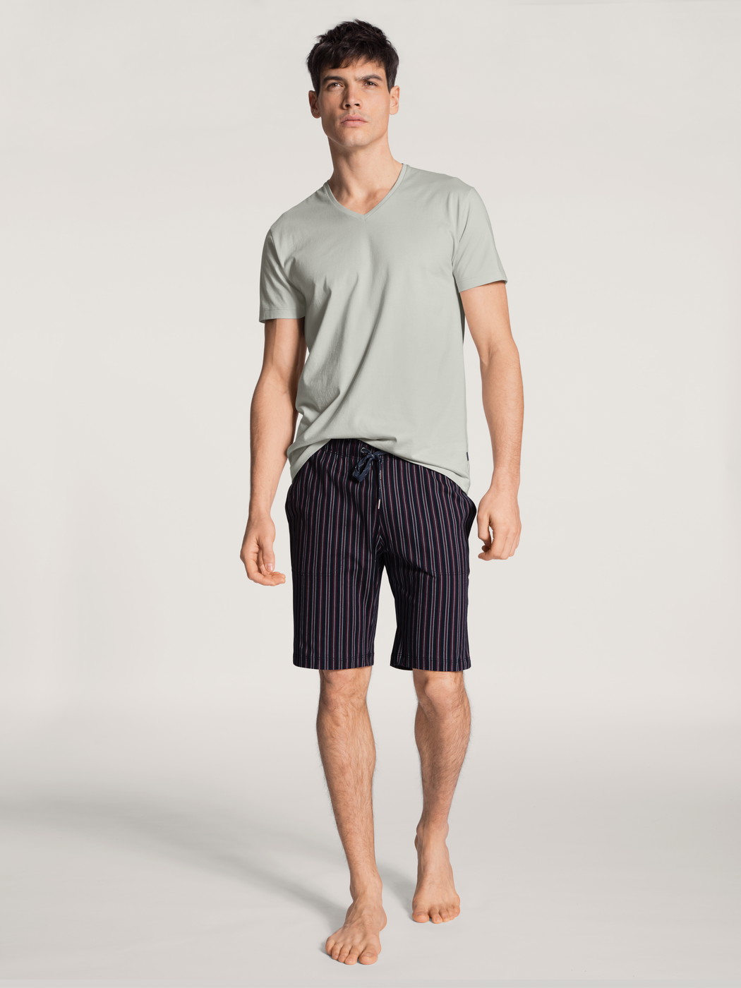 Herren-Model trägt Bermudas aus 100% Baumwolle in Rot, Gestreift aus Serie Remix Basic Sleep von CALIDA, Outfit, Vorderansicht