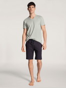 Herren-Model trägt Bermudas aus 100% Baumwolle in Rot, Gestreift aus Serie Remix Basic Sleep von CALIDA, Outfit, Vorderansicht