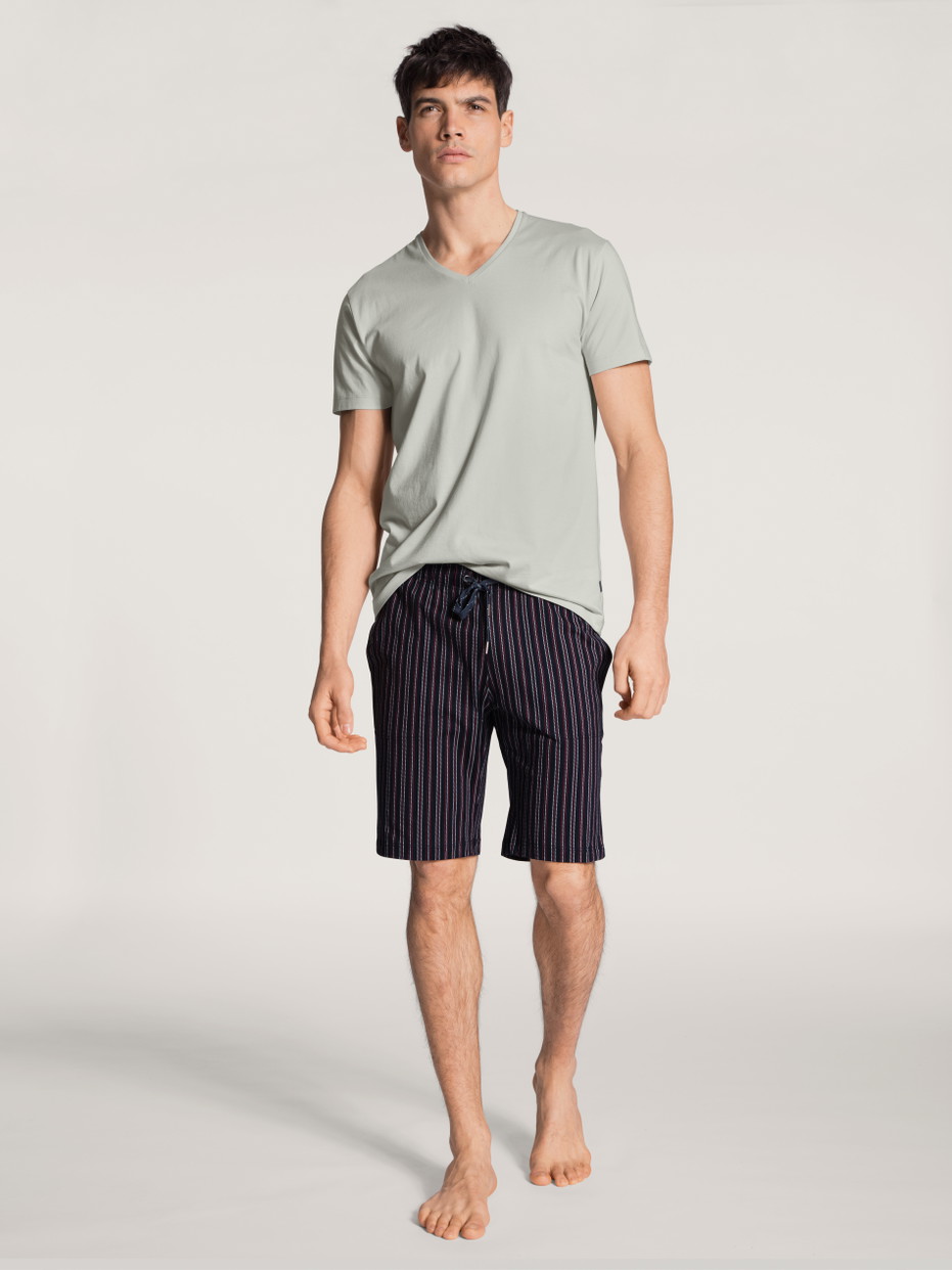 Herren-Model trägt Bermudas aus 100% Baumwolle in Rot, Gestreift aus Serie Remix Basic Sleep von CALIDA, Outfit, Vorderansicht