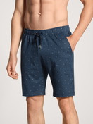 Herren-Model trägt Bermudas aus 100% Baumwolle in Blau, Gestreift aus Serie Remix Basic Sleep von CALIDA, Vorderansicht