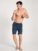 Herren-Model trägt Bermudas aus 100% Baumwolle in Blau, Gestreift aus Serie Remix Basic Sleep von CALIDA, Vorderansicht, Outfit