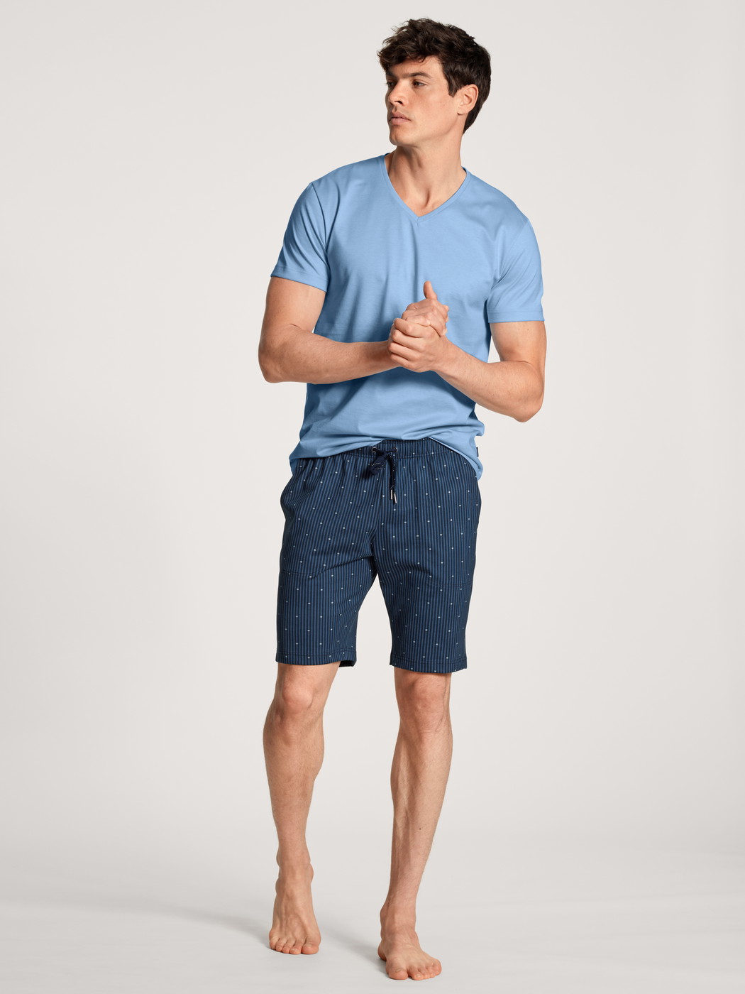 Herren-Model trägt Bermudas aus 100% Baumwolle in Blau, Gestreift aus Serie Remix Basic Sleep von CALIDA, Vorderansicht, Outfit