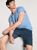 Herren-Model trägt Bermudas aus 100% Baumwolle in Blau, Gestreift aus Serie Remix Basic Sleep von CALIDA, Vorderansicht, Outfit