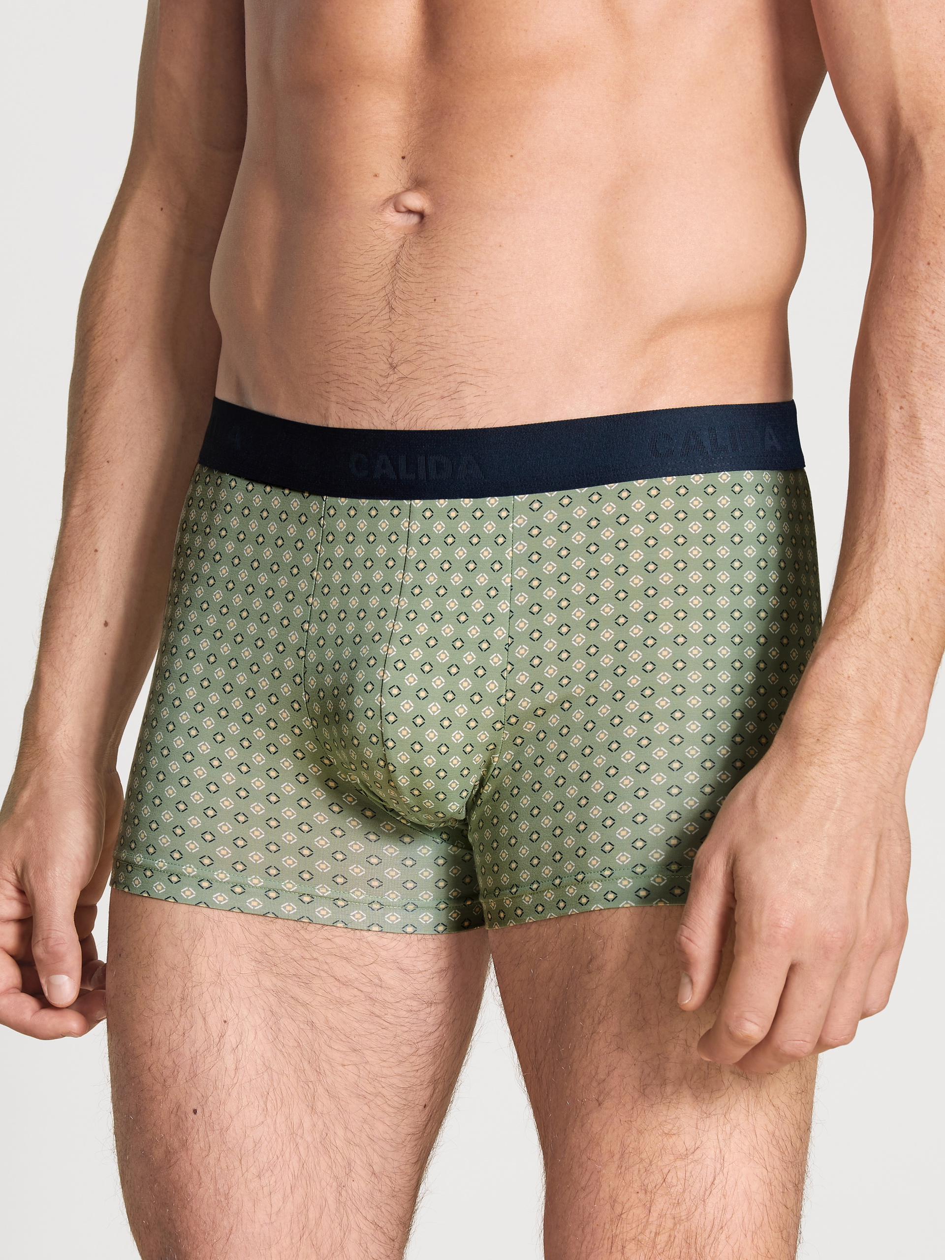 Le mannequin Homme porte le/la Boxer brief en Coton de couleur Vert, À carreaux, de la série Daywear Xtra de CALIDA, Vue de face