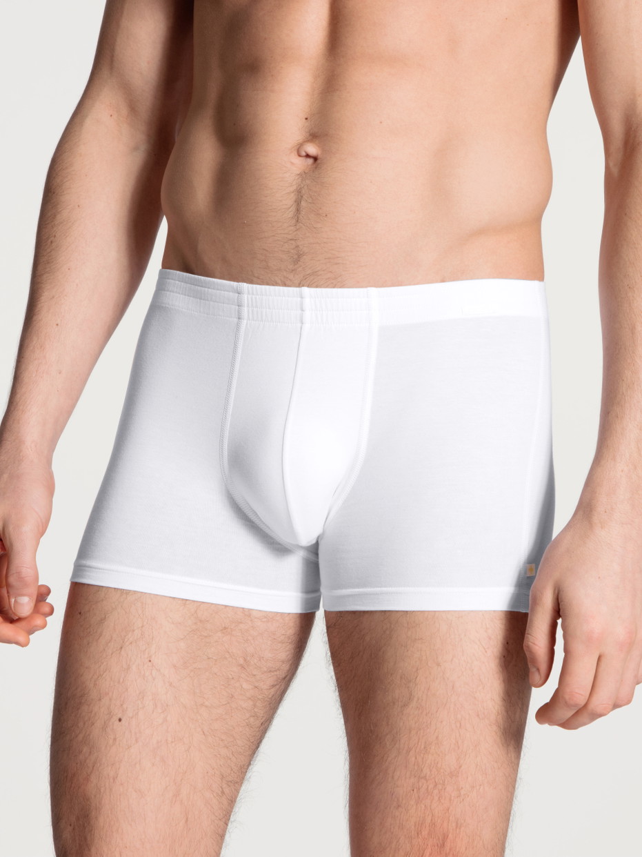 Herren-Model trägt Boxer Brief mit stoffbezogenem Bund aus Lyocell in Weiß, Einfarbig aus Serie Focus von CALIDA, Vorderansicht