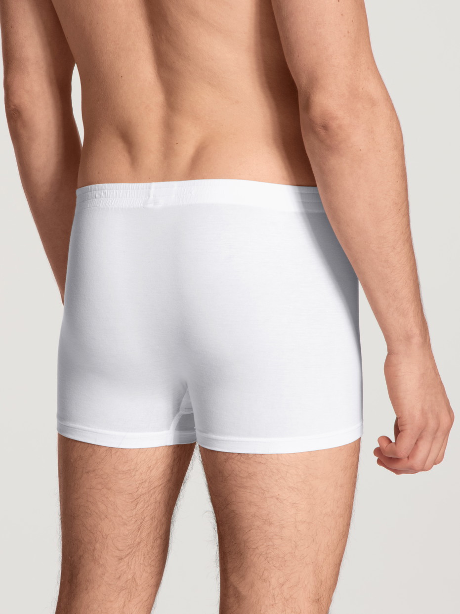 Herren-Model trägt Boxer Brief mit stoffbezogenem Bund aus Lyocell in Weiß, Einfarbig aus Serie Focus von CALIDA, Rückansicht