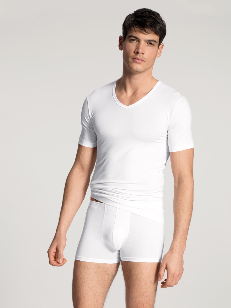 Herren-Model trägt Boxer Brief mit stoffbezogenem Bund aus Lyocell in Weiß, Einfarbig aus Serie Focus von CALIDA, Outfit, Vorderansicht