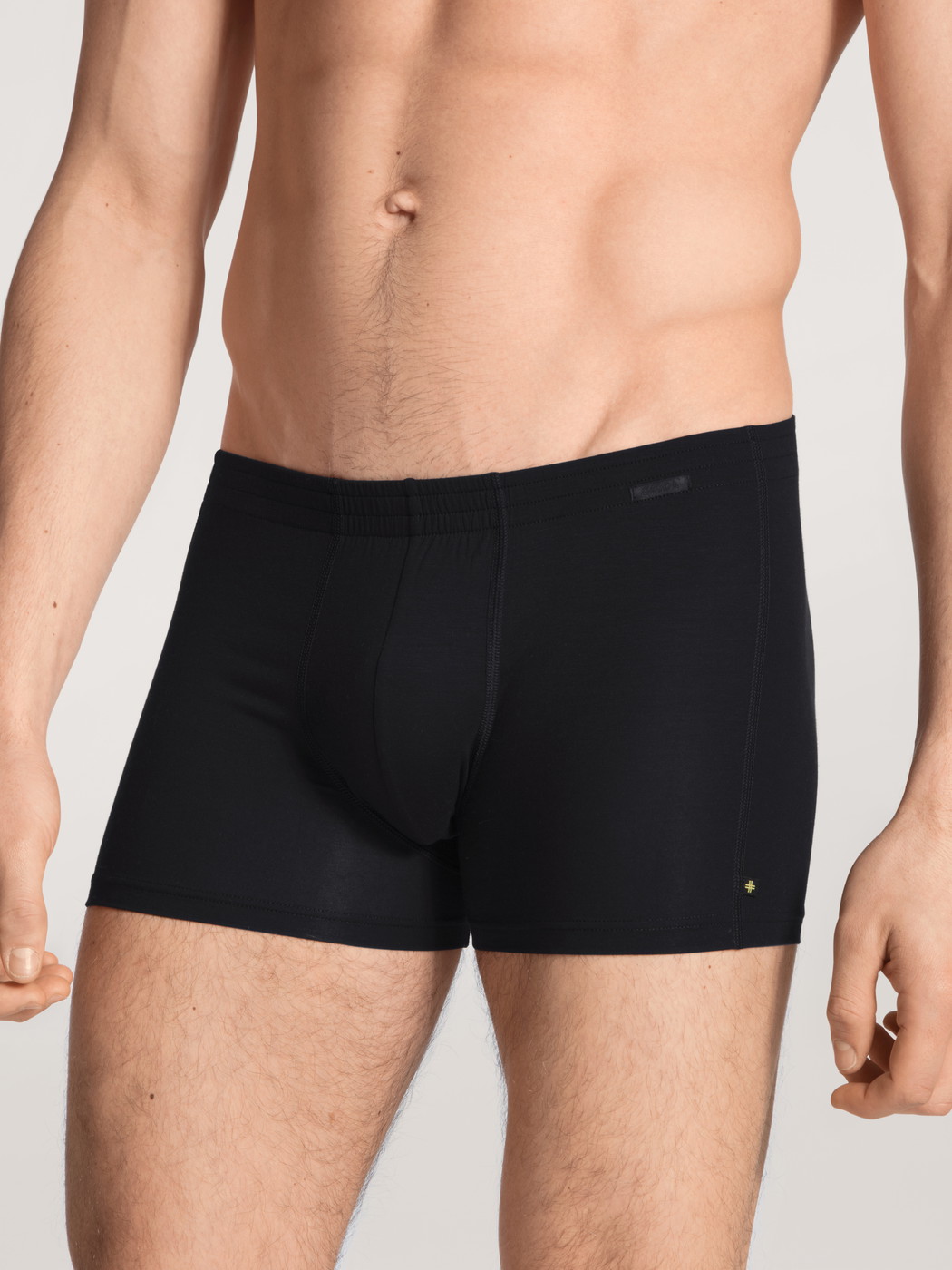La modella / Il modello Uomo indossa Boxer brief in Lyocell di colore Nero, Tinta unita, della serie Focus di CALIDA, Vista frontale