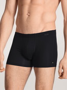 La modella / Il modello Uomo indossa Boxer brief in Lyocell di colore Nero, Tinta unita, della serie Focus di CALIDA, Vista frontale