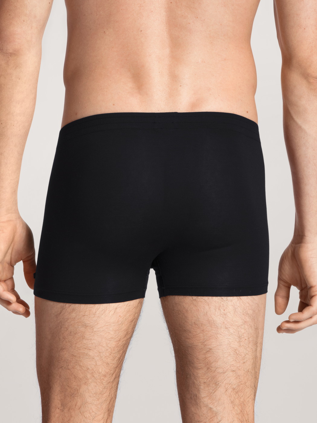 La modella / Il modello Uomo indossa Boxer brief in Lyocell di colore Nero, Tinta unita, della serie Focus di CALIDA, Vista posteriore