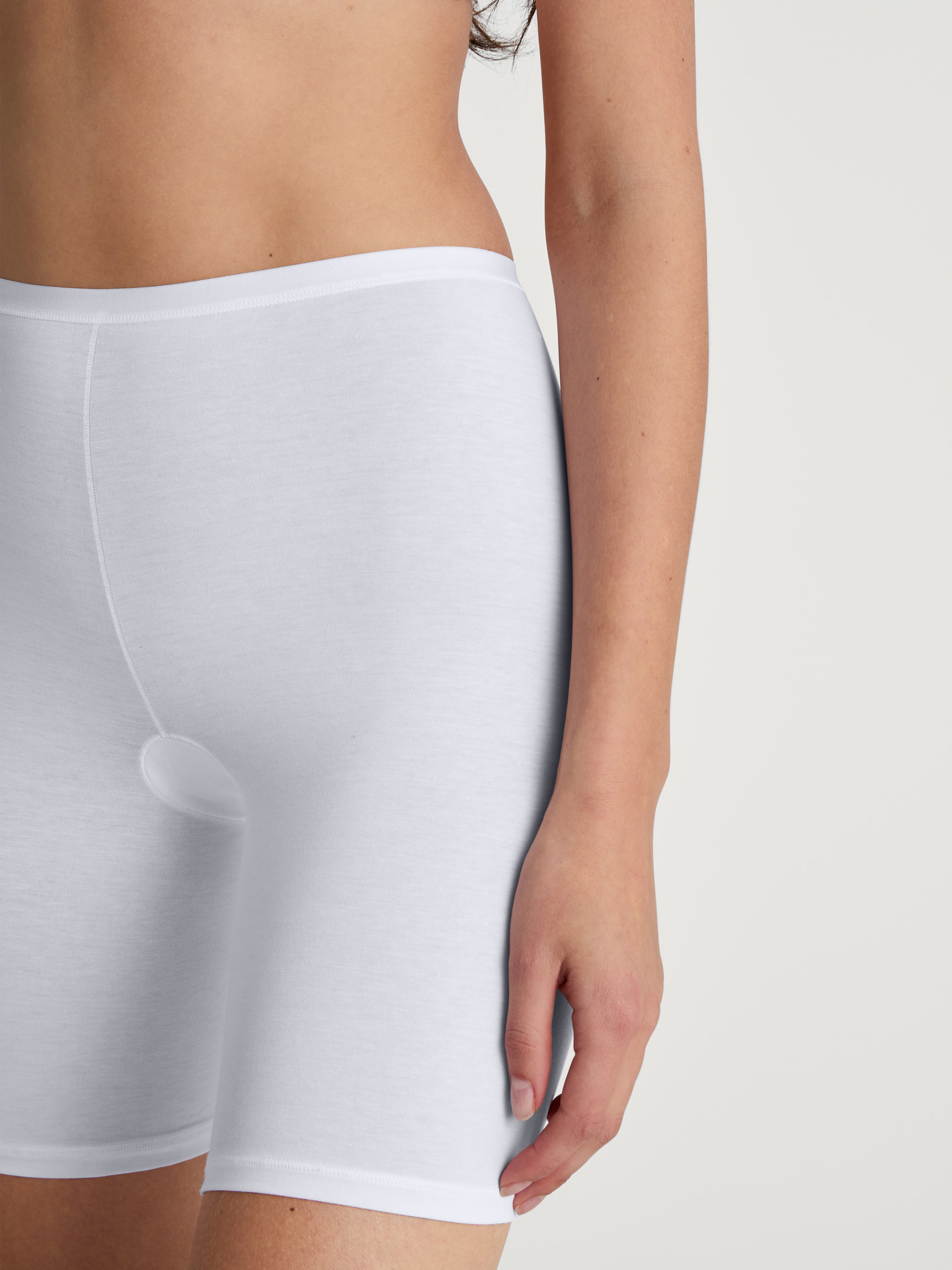 Women model is wearing Pants, medium leg made of Cotton in White, Unicoloured from the Natural Comfort series by CALIDA, Detail