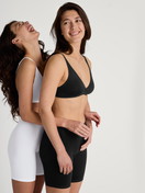 Damen-Model trägt Radlerhose aus Baumwolle in Weiß, Einfarbig aus Serie Natural Comfort von CALIDA, Zusatzbild