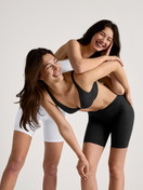 Damen-Model trägt Radlerhose aus Baumwolle in Weiß, Einfarbig aus Serie Natural Comfort von CALIDA, Zusatzbild