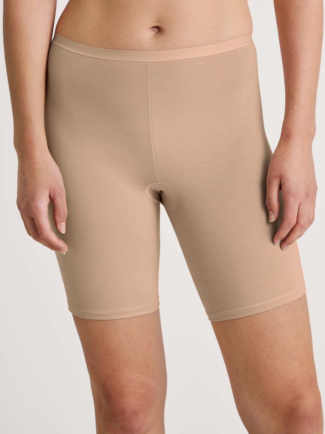 Damen-Model trägt Radlerhose aus Baumwolle in Rosa, Einfarbig aus Serie Natural Comfort von CALIDA, Vorderansicht