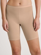 Damen-Model trägt Radlerhose aus Baumwolle in Rosa, Einfarbig aus Serie Natural Comfort von CALIDA, Vorderansicht