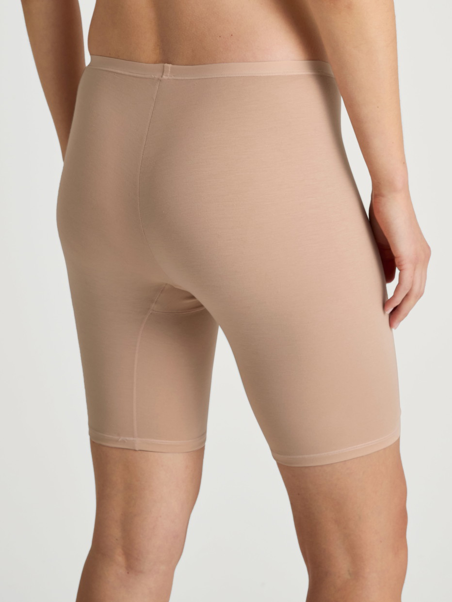 Damen-Model trägt Radlerhose aus Baumwolle in Rosa, Einfarbig aus Serie Natural Comfort von CALIDA, Rückansicht