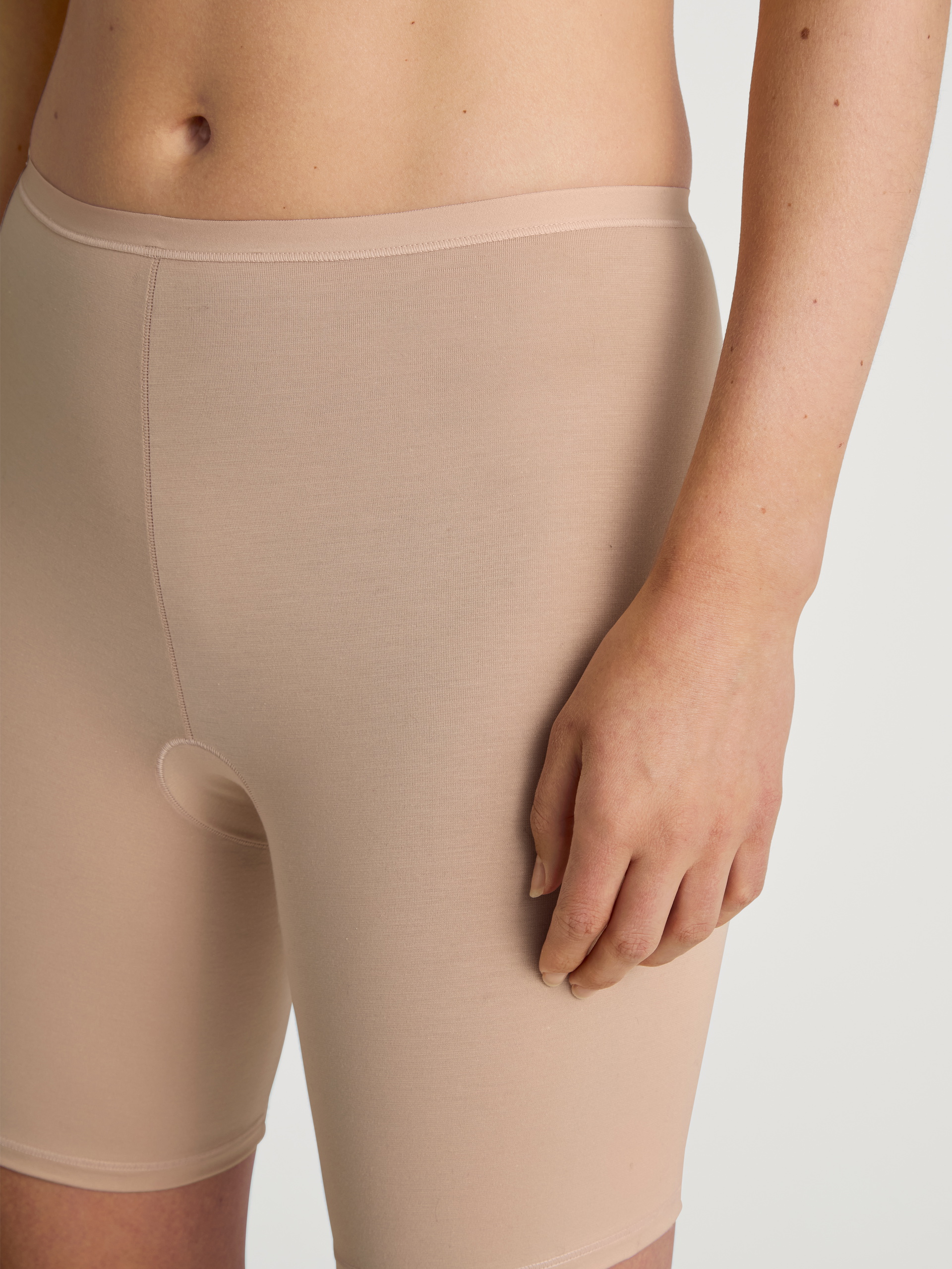 La modella / Il modello Donna indossa Pantaloni, gamba media in Cotone di colore Rosa, Tinta unita, della serie Natural Comfort di CALIDA, Dettaglio