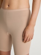 Damen-Model trägt Radlerhose aus Baumwolle in Rosa, Einfarbig aus Serie Natural Comfort von CALIDA, Detail