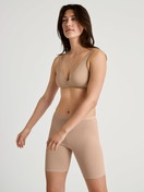 Damen-Model trägt Radlerhose aus Baumwolle in Rosa, Einfarbig aus Serie Natural Comfort von CALIDA, Zusatzbild