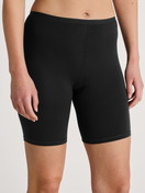 Damen-Model trägt Radlerhose aus Baumwolle in Schwarz, Einfarbig aus Serie Natural Comfort von CALIDA, Vorderansicht