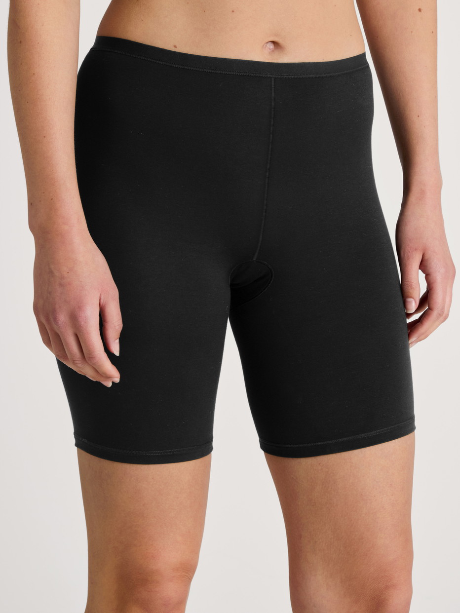 Damen-Model trägt Radlerhose aus Baumwolle in Schwarz, Einfarbig aus Serie Natural Comfort von CALIDA, Vorderansicht