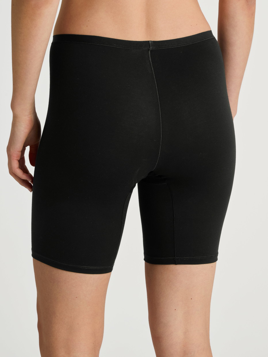 Damen-Model trägt Radlerhose aus Baumwolle in Schwarz, Einfarbig aus Serie Natural Comfort von CALIDA, Rückansicht