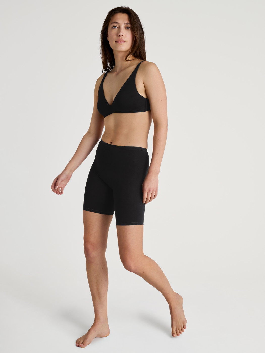 Damen-Model trägt Radlerhose aus Baumwolle in Schwarz, Einfarbig aus Serie Natural Comfort von CALIDA, Outfit