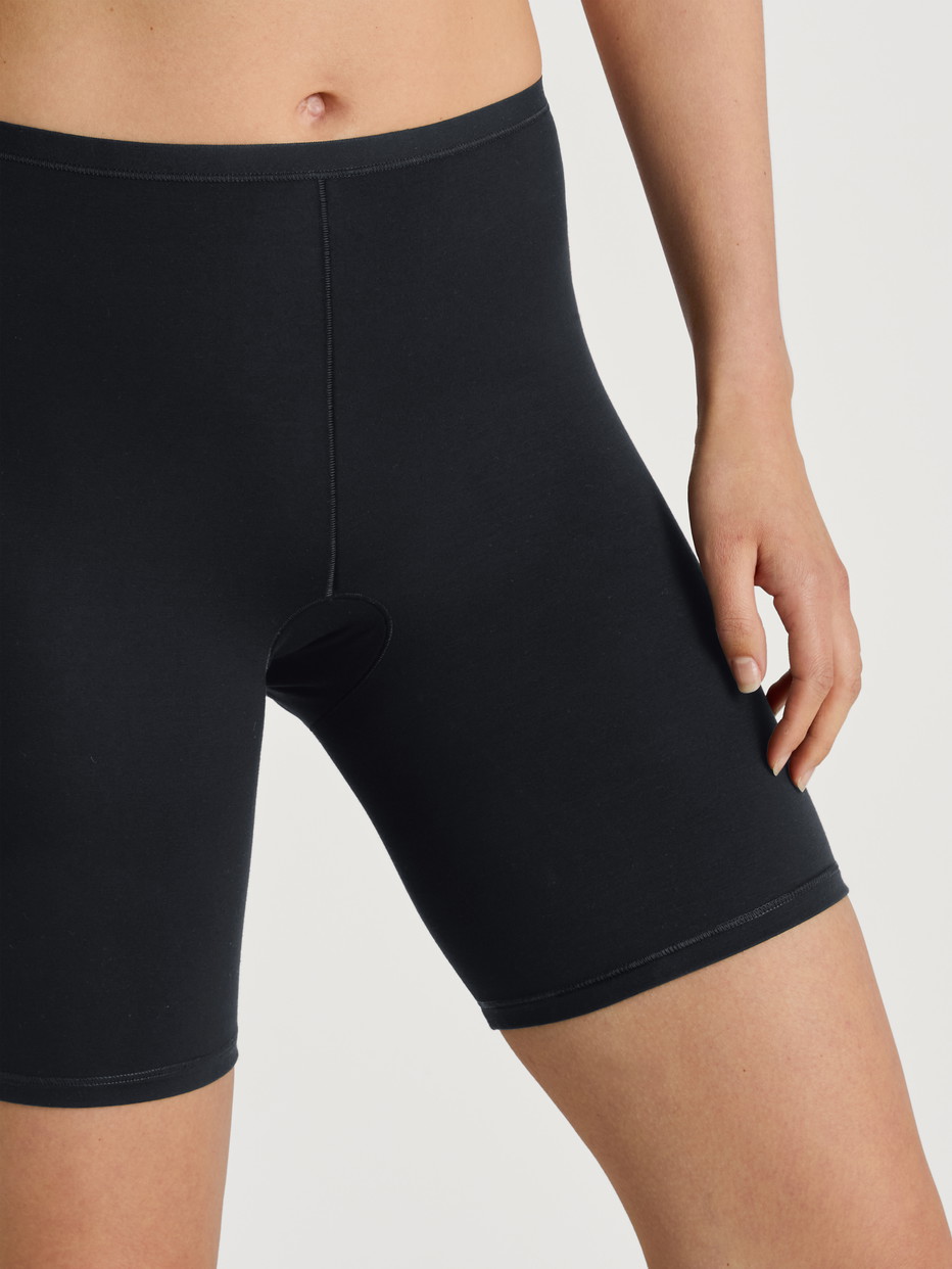 Damen-Model trägt Radlerhose aus Baumwolle in Schwarz, Einfarbig aus Serie Natural Comfort von CALIDA, Detail