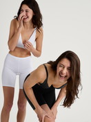 Damen-Model trägt Radlerhose aus Baumwolle in Schwarz, Einfarbig aus Serie Natural Comfort von CALIDA, Zusatzbild