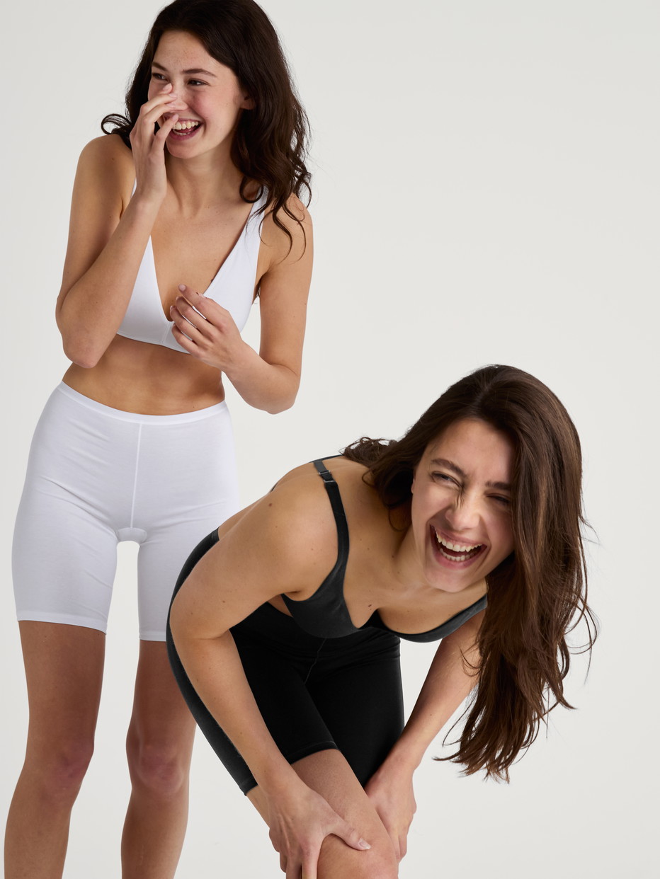 Damen-Model trägt Radlerhose aus Baumwolle in Schwarz, Einfarbig aus Serie Natural Comfort von CALIDA, Zusatzbild