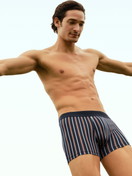 Herren-Model trägt Boxer Brief mit Softgummibund aus Baumwolle in Orange, Gemustert aus Serie Grafic Cotton von CALIDA, Vorderansicht