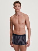 Herren-Model trägt Boxer Brief mit Softgummibund aus Baumwolle in Orange, Gemustert aus Serie Grafic Cotton von CALIDA, Outfit