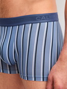 La modella / Il modello Uomo indossa Boxer brief in Pima® Cotone di colore Blu, A righe, della serie Grafic Cotton di CALIDA, Dettaglio