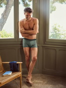 La modella / Il modello Uomo indossa Boxer brief in Cotone di colore Verde, Modello, della serie Grafic Cotton di CALIDA, Vista frontale