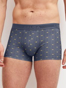 Herren-Model trägt Boxer Brief mit Softgummibund aus Baumwolle in Grau, Gemustert aus Serie EDITION 85 von CALIDA, Vorderansicht