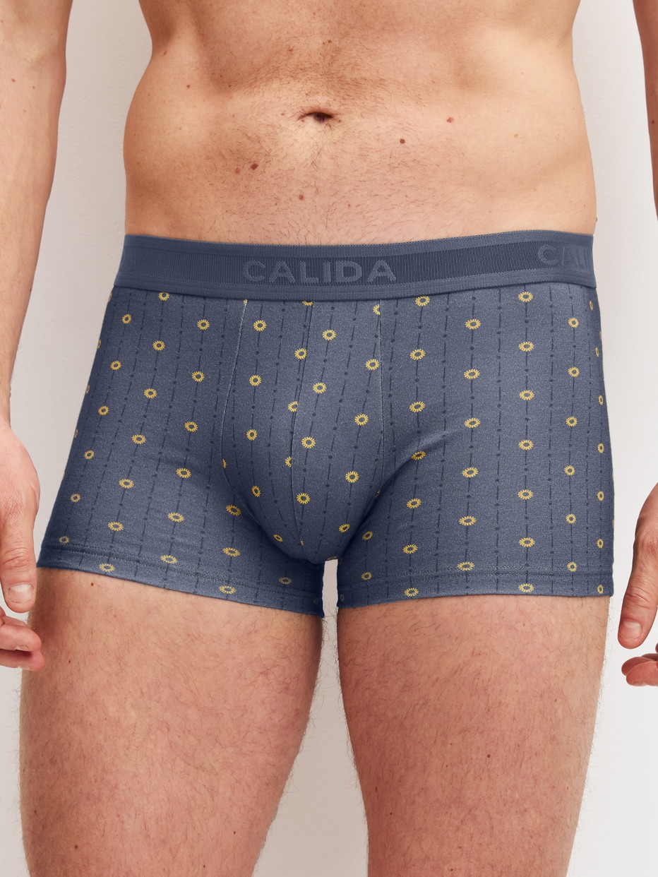 Herren-Model trägt Boxer Brief mit Softgummibund aus Baumwolle in Grau, Gemustert aus Serie EDITION 85 von CALIDA, Vorderansicht
