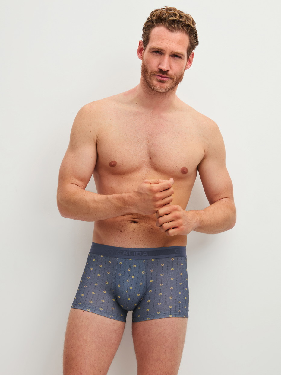 Herren-Model trägt Boxer Brief mit Softgummibund aus Baumwolle in Grau, Gemustert aus Serie EDITION 85 von CALIDA, Outfit