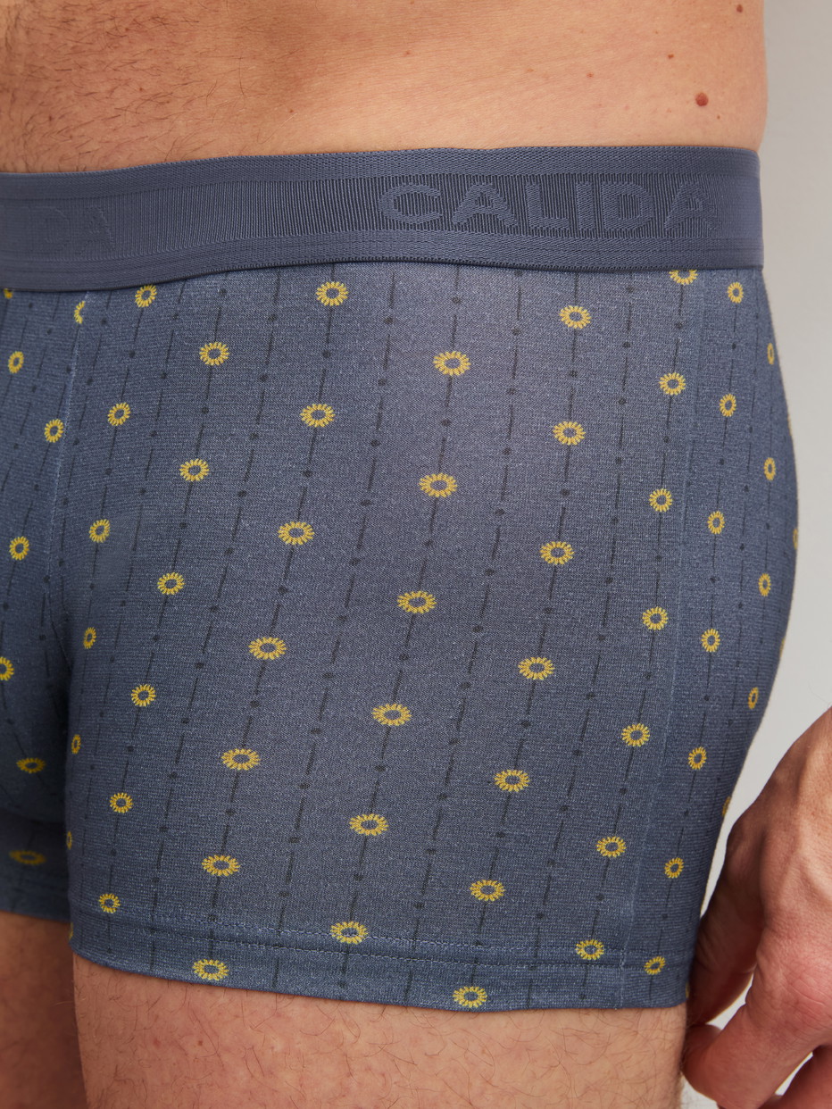 Herren-Model trägt Boxer Brief mit Softgummibund aus Baumwolle in Grau, Gemustert aus Serie EDITION 85 von CALIDA, Detail