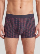 Herren-Model trägt Boxer Brief mit Softgummibund aus Pima® Baumwolle in Grau, Gemustert aus Serie Grafic Cotton von CALIDA, Vorderansicht, KI-generiertes Bild