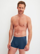 Herren-Model trägt Boxer Brief mit Quick Dry Effekt aus Modal in Blau, Einfarbig aus Serie Balanced Day von CALIDA, Outfit